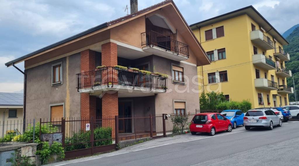 casa indipendente in vendita a Breno