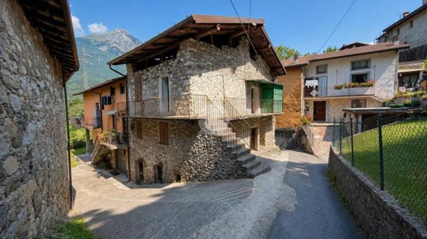 casa indipendente in vendita a Breno