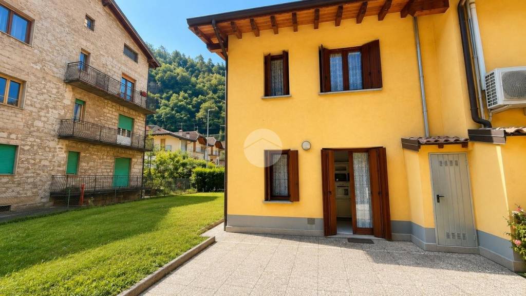casa indipendente in vendita a Breno in zona Mezzarro