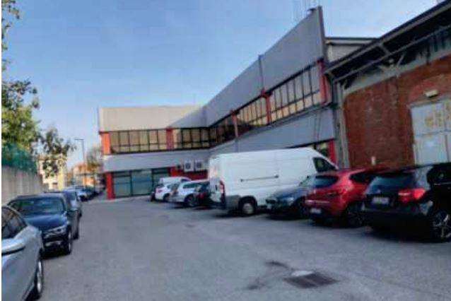 locale di sgombero in vendita a Brescia in zona Quartiere Primo Maggio