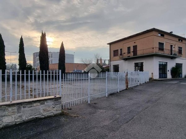 locale commerciale in vendita a Brescia in zona Chiusure