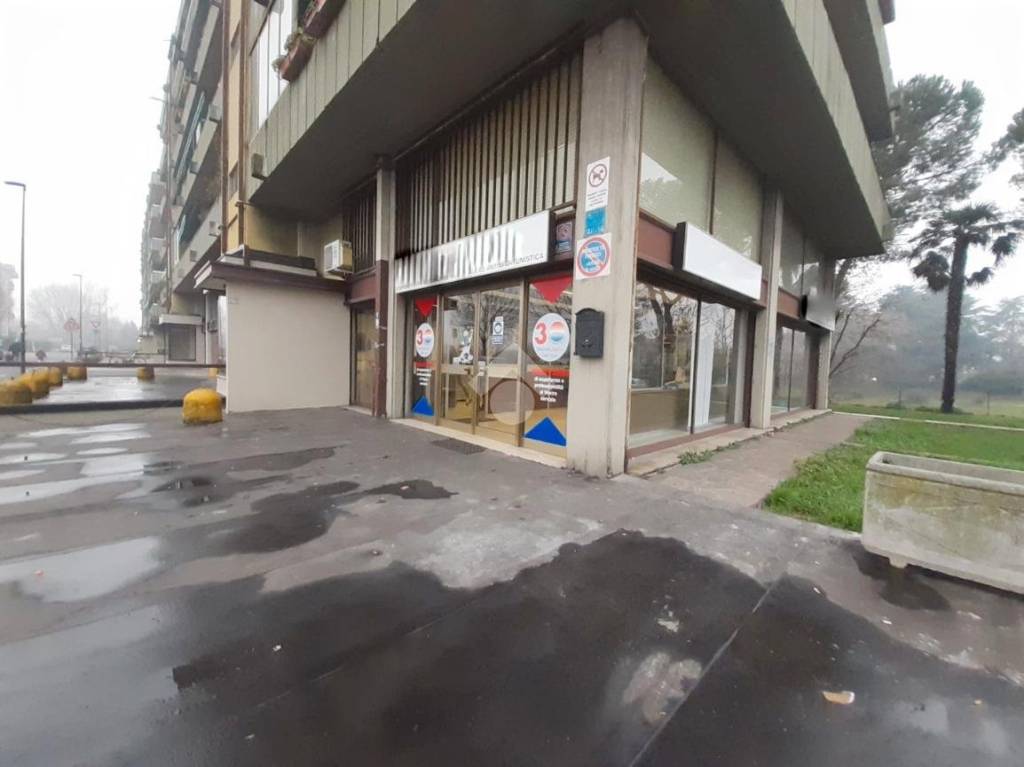 negozio in vendita a Brescia in zona Fiumicello