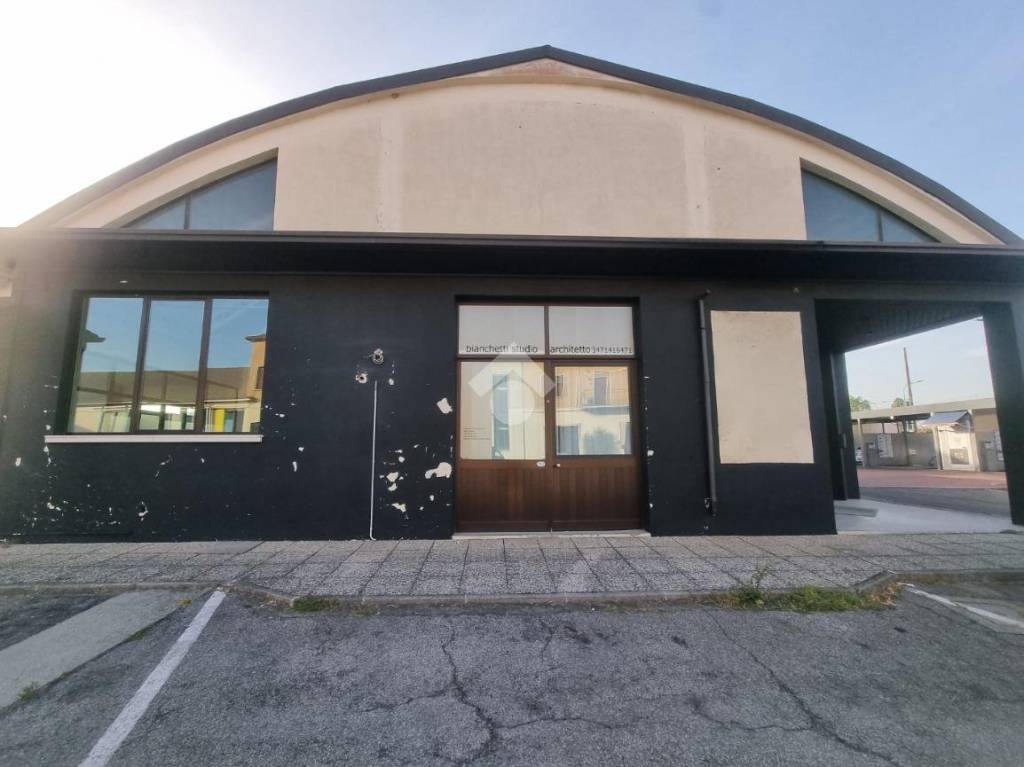 negozio in vendita a Brescia in zona Villaggio Violino