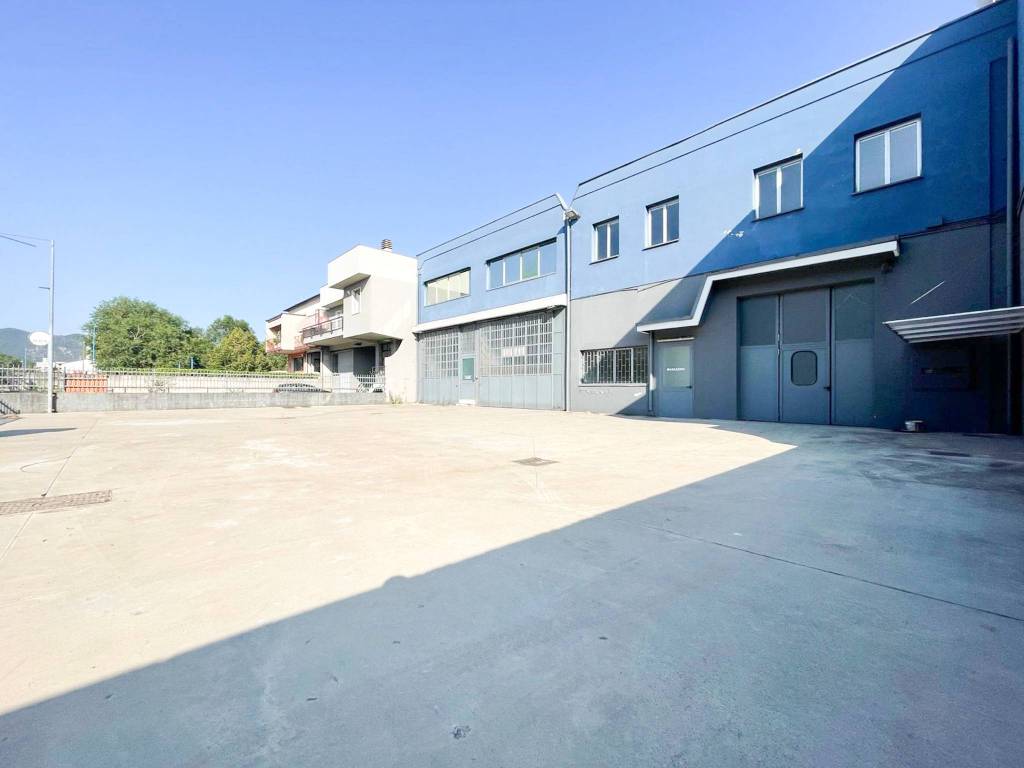 locale commerciale in vendita a Brescia in zona Caionvico