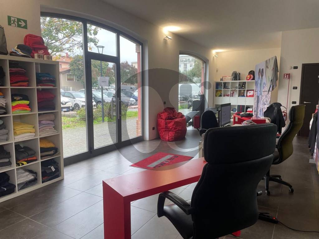 negozio in vendita a Brescia in zona Volta