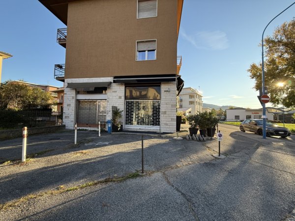 negozio in vendita a Brescia in zona Urago/Mella