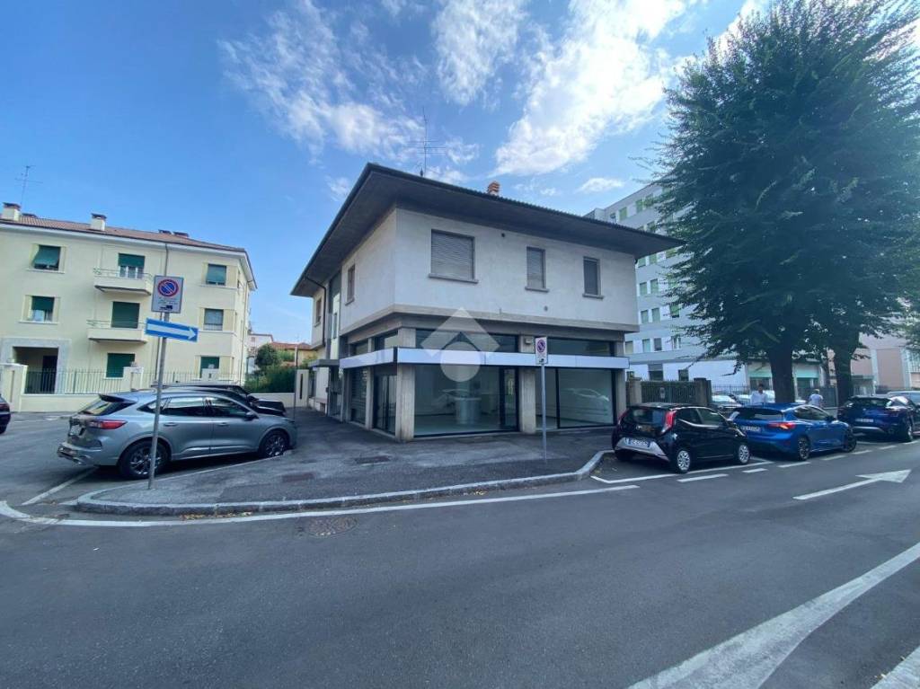 negozio in vendita a Brescia in zona Borgo Trento