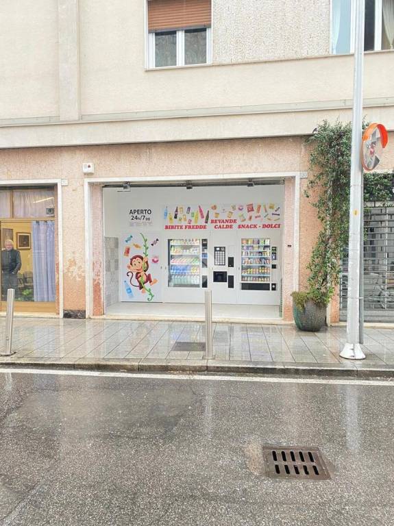 negozio in vendita a Brescia in zona Mompiano