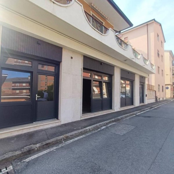 negozio in vendita a Brescia in zona Folzano