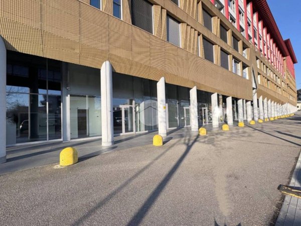 negozio in vendita a Brescia in zona Volta