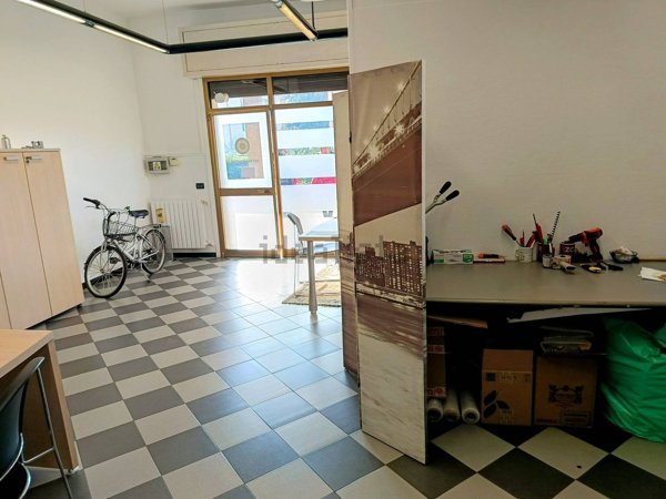negozio in vendita a Brescia in zona Villaggio Prealpino