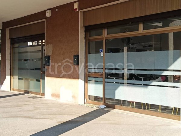 negozio in vendita a Brescia in zona Villaggio Prealpino