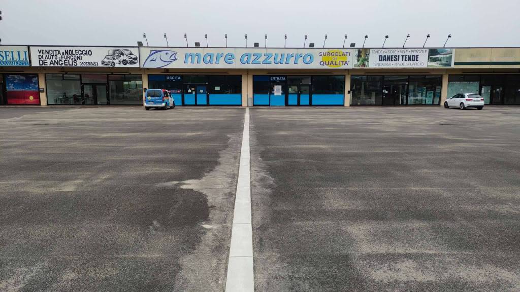 negozio in vendita a Brescia in zona Villaggio Violino