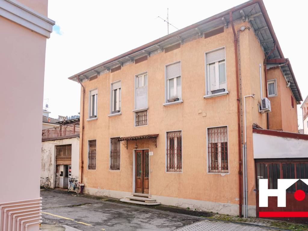 casa indipendente in vendita a Brescia in zona Crocifissa di Rosa