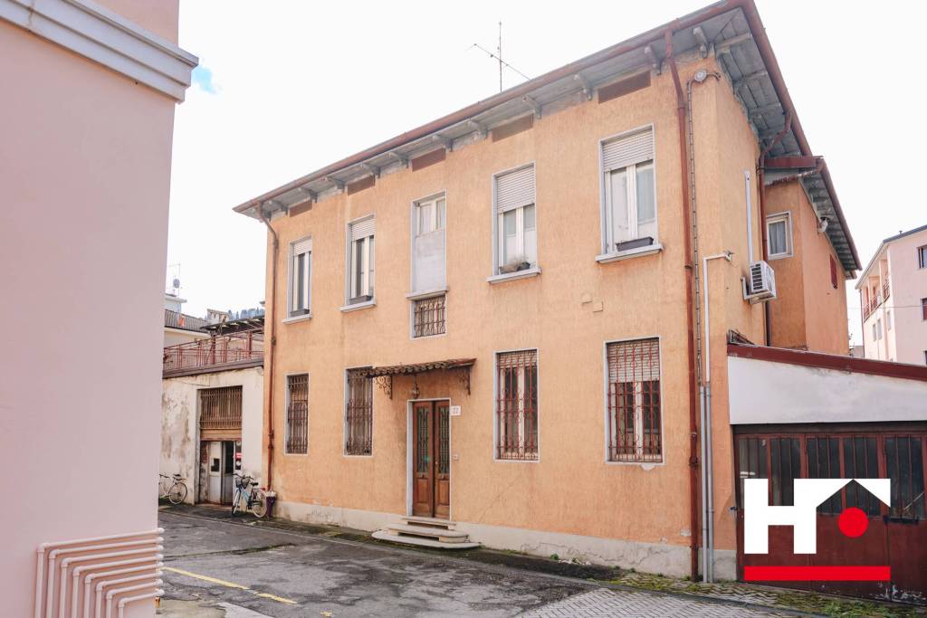casa indipendente in vendita a Brescia in zona Crocifissa di Rosa