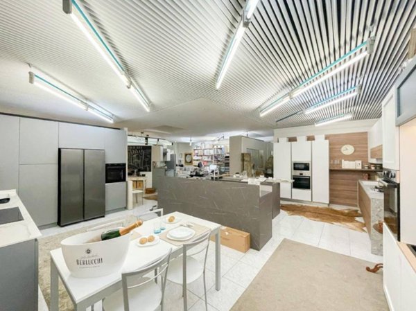 negozio in vendita a Brescia in zona Volta