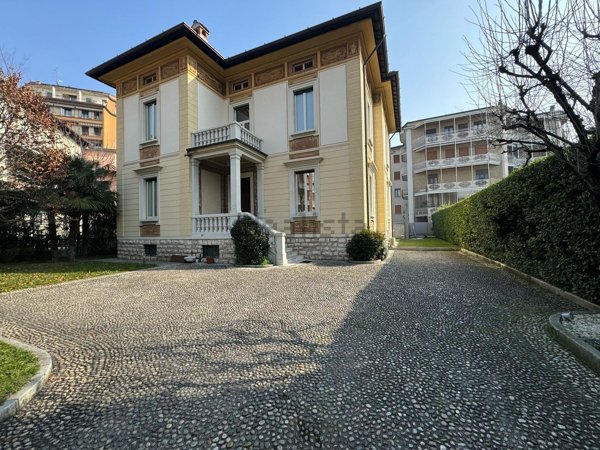 casa indipendente in vendita a Brescia in zona Crocifissa di Rosa