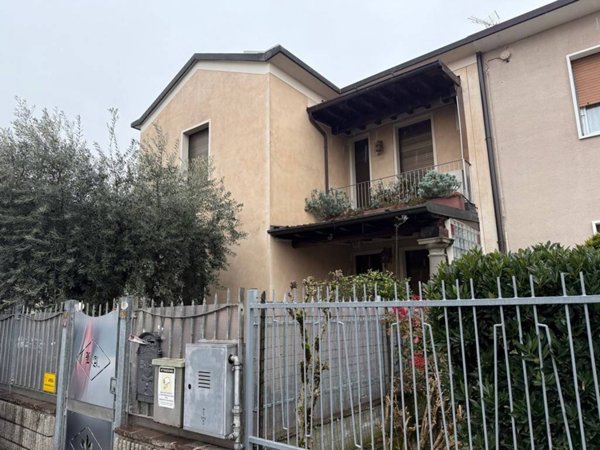 casa indipendente in vendita a Brescia in zona Chiusure