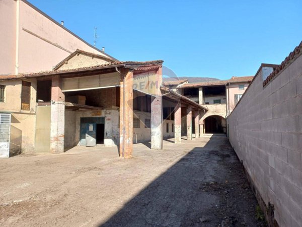 casale in vendita a Brescia in zona Urago/Mella