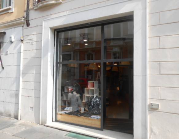 negozio in vendita a Brescia in zona Centro Storico