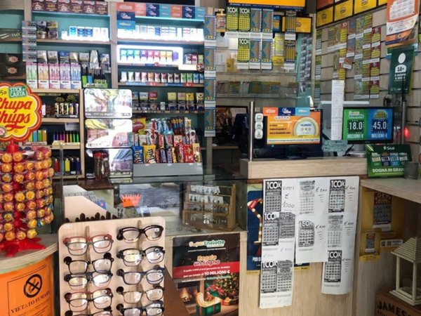 negozio in vendita a Brescia in zona Volta