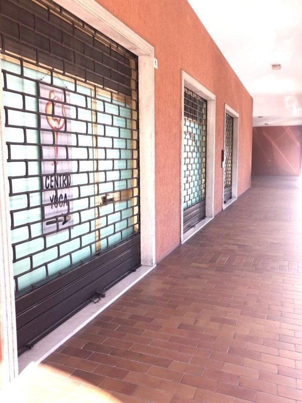 locale commerciale in vendita a Brescia in zona Mompiano
