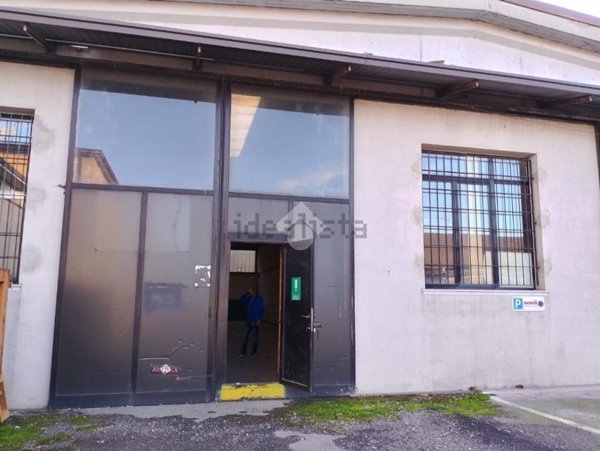 capannone in vendita a Brescia in zona Villaggio Badia
