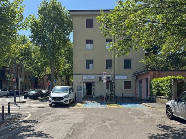 negozio in vendita a Brescia in zona Villaggio Prealpino