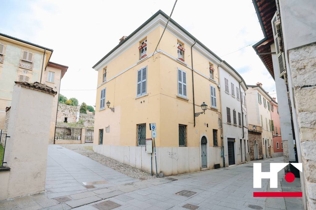 casa indipendente in vendita a Brescia in zona Centro Storico