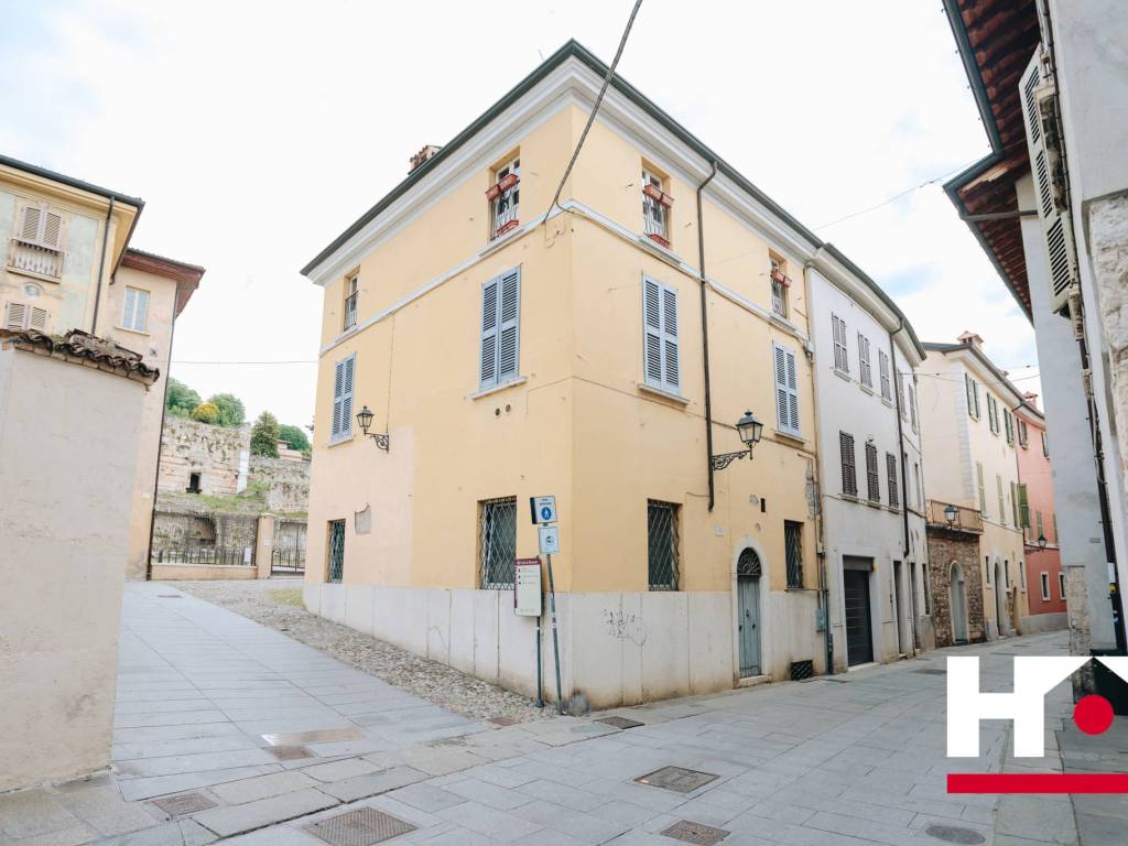 casa indipendente in vendita a Brescia in zona Centro Storico
