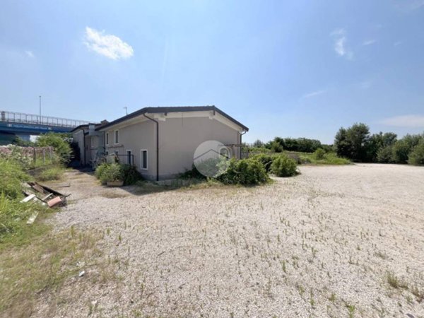 negozio in vendita a Brescia in zona Volta
