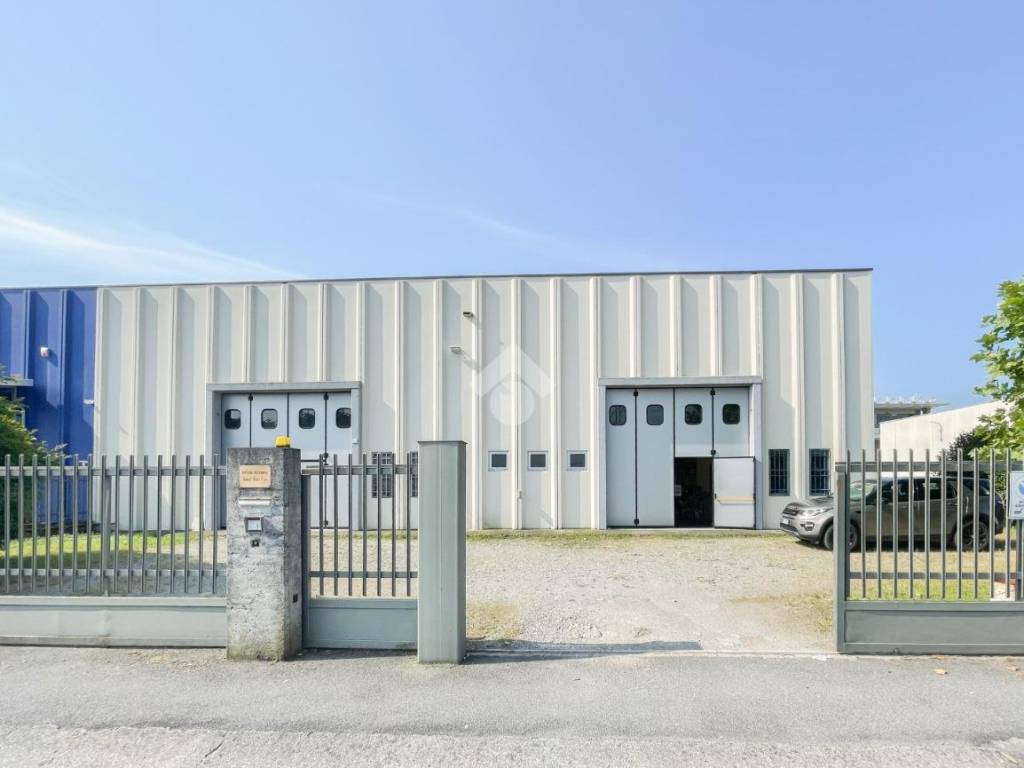 locale commerciale in vendita a Brescia in zona Buffalora