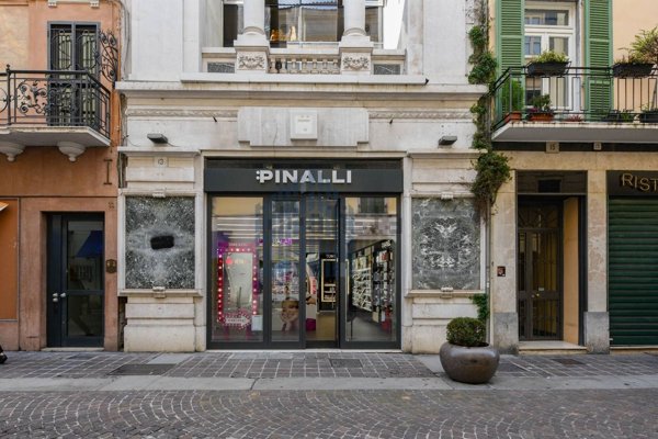 negozio in vendita a Brescia in zona Centro Storico