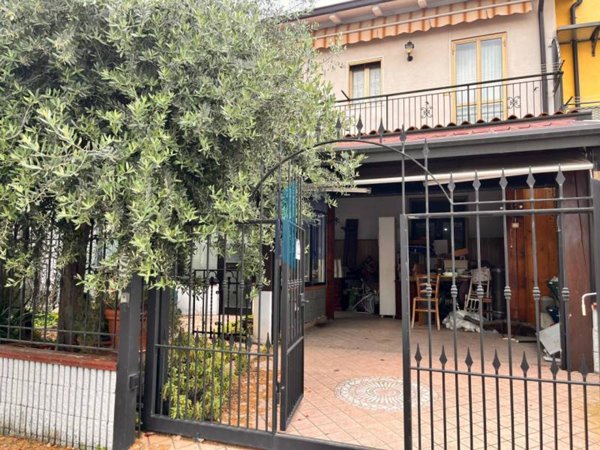 casa indipendente in vendita a Brescia in zona Villaggio Sereno