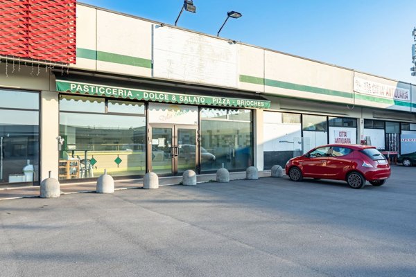 negozio in vendita a Brescia in zona Villaggio Badia