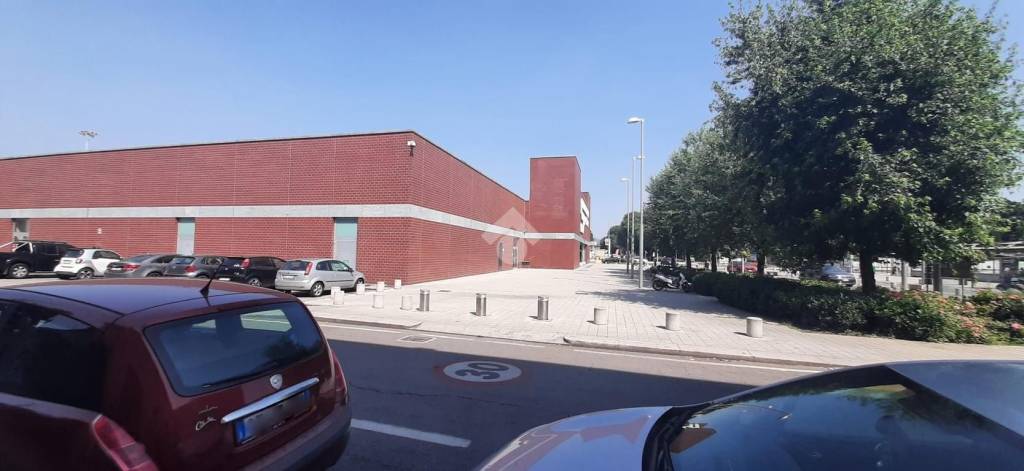 negozio in vendita a Brescia in zona Porta Milano
