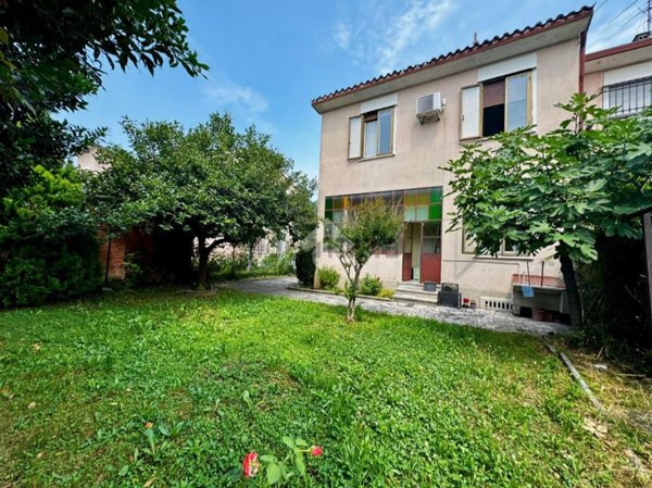 casa indipendente in vendita a Brescia in zona Chiusure