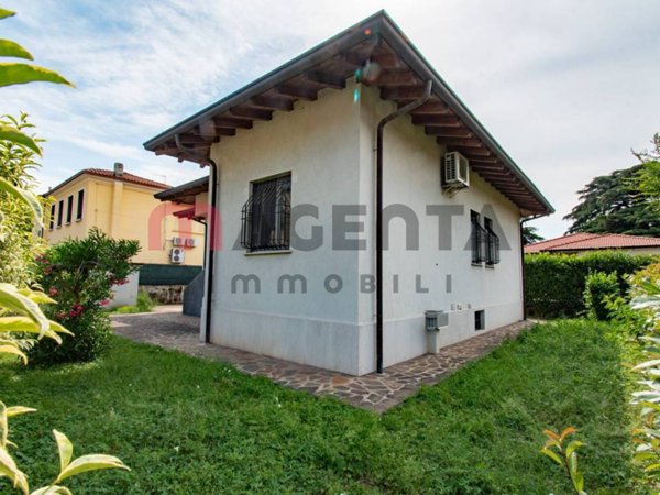 casa indipendente in vendita a Brescia in zona Villaggio Prealpino