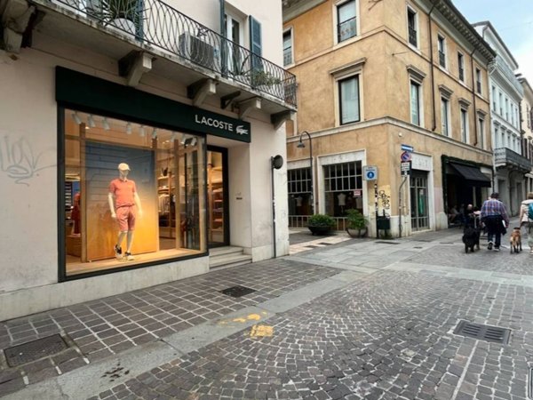 negozio in vendita a Brescia in zona Centro Storico
