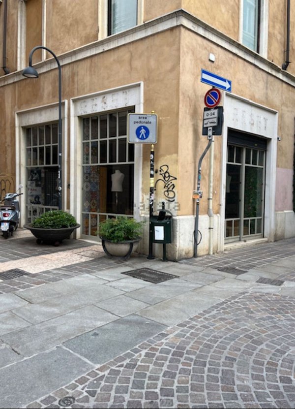 locale commerciale in vendita a Brescia in zona Centro Storico