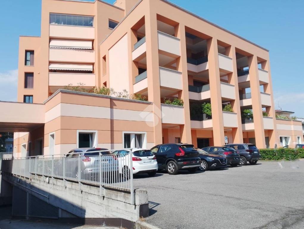 locale commerciale in vendita a Brescia in zona San Bartolomeo