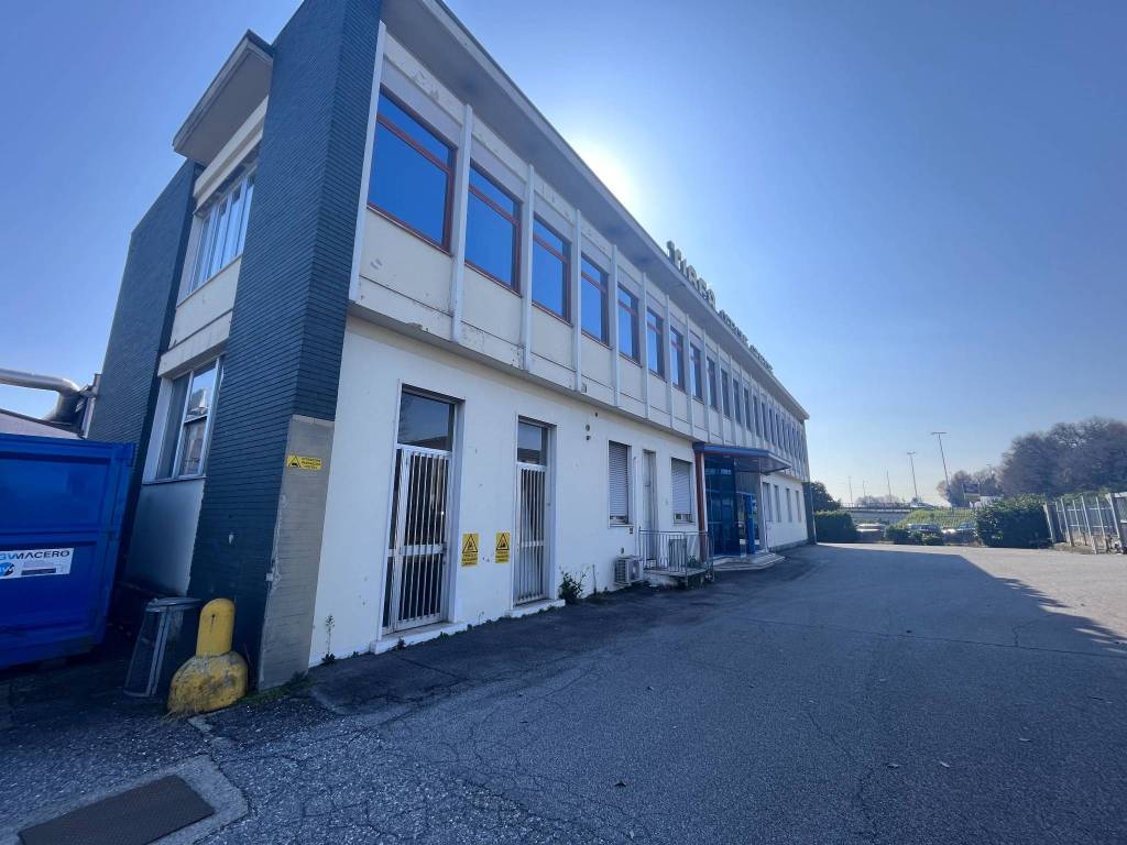 locale commerciale in vendita a Brescia in zona Sant'Eufemia