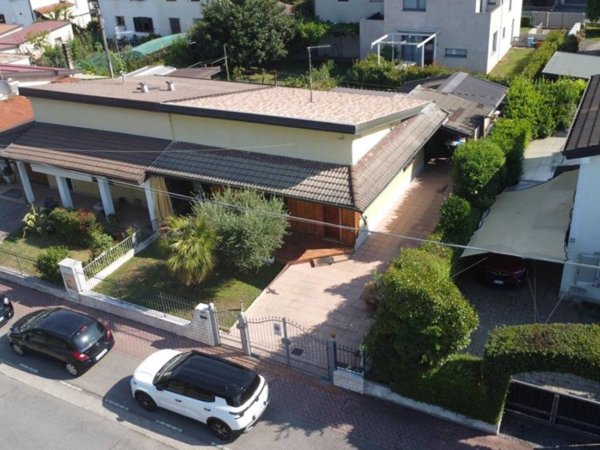 casa indipendente in vendita a Brescia in zona Chiusure