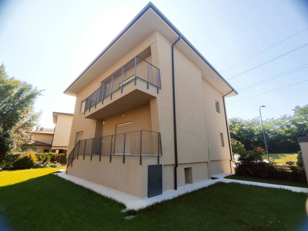 casa indipendente in vendita a Brescia in zona Fiumicello