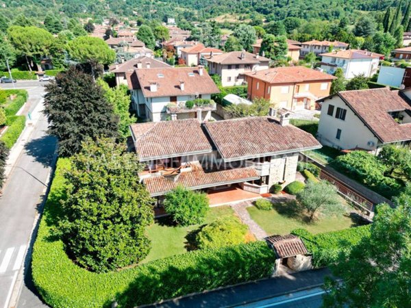 casa indipendente in vendita a Brescia in zona Crocifissa di Rosa