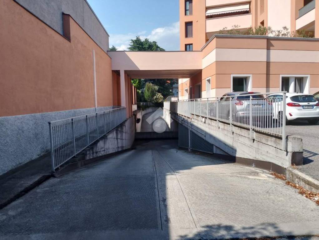 locale commerciale in vendita a Brescia in zona San Bartolomeo