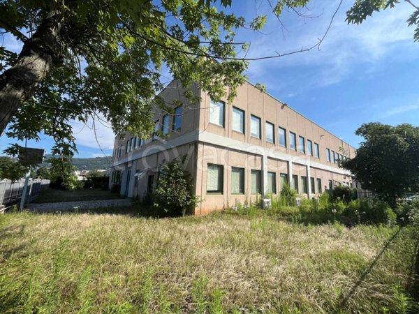 locale commerciale in vendita a Brescia in zona Sant'Eufemia