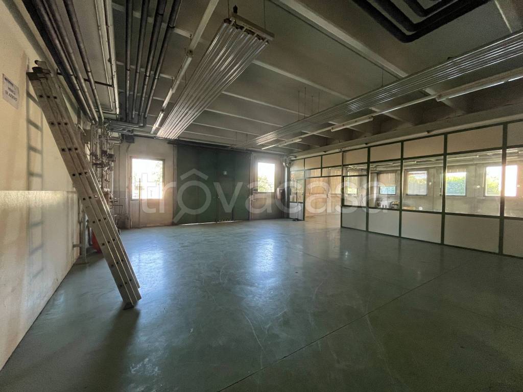 locale commerciale in vendita a Brescia in zona Sant'Eufemia