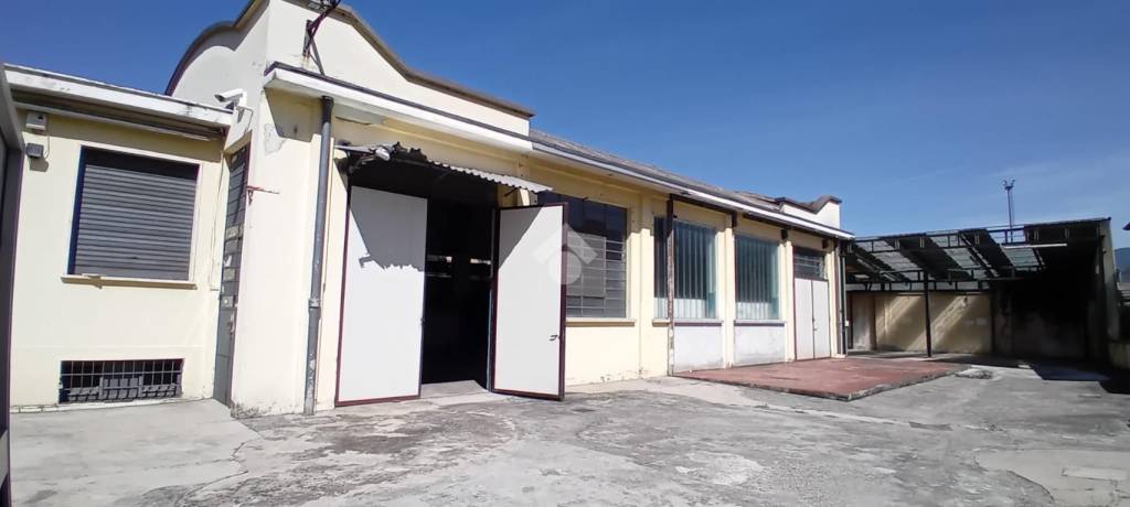 locale commerciale in vendita a Brescia in zona Fiumicello