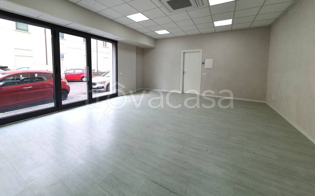 negozio in vendita a Brescia in zona Fiumicello